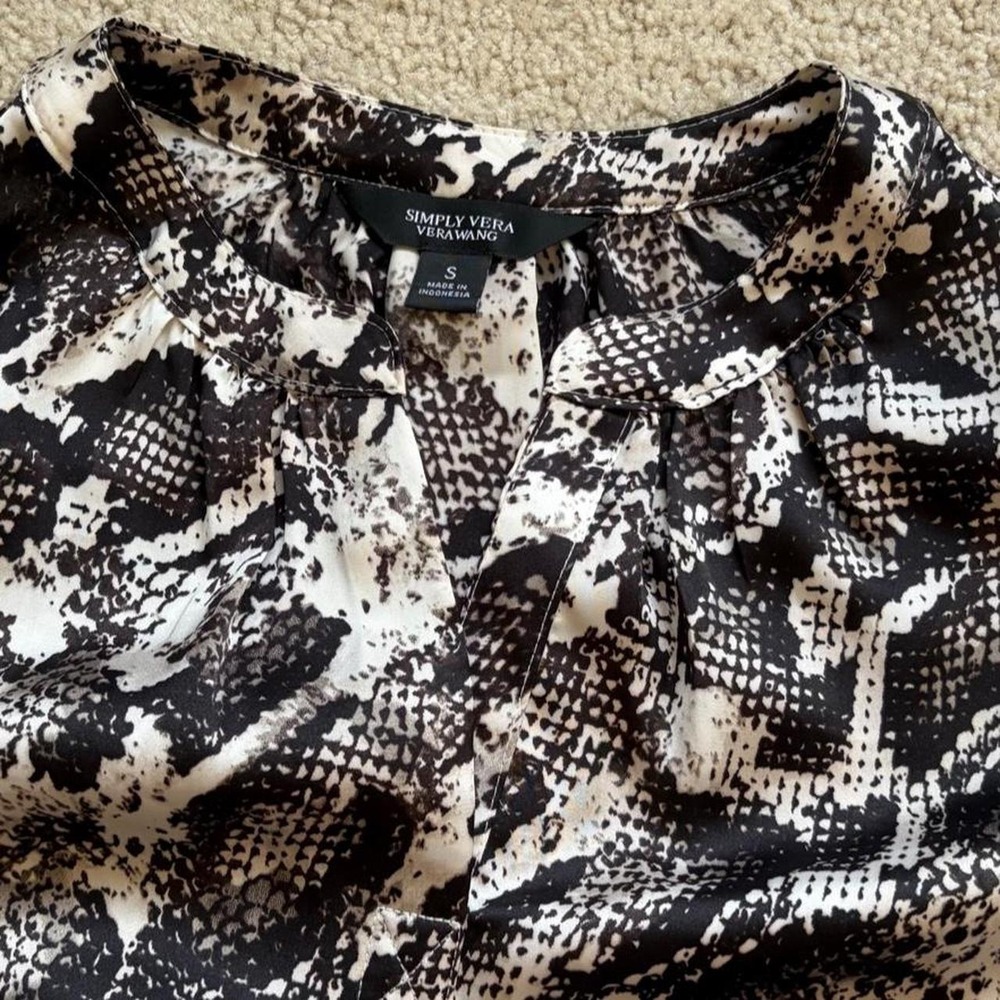 Simply Vera Wang Long Sleeve Silk Blouse Size Small Snake Print Black White - Picture 2 of 8